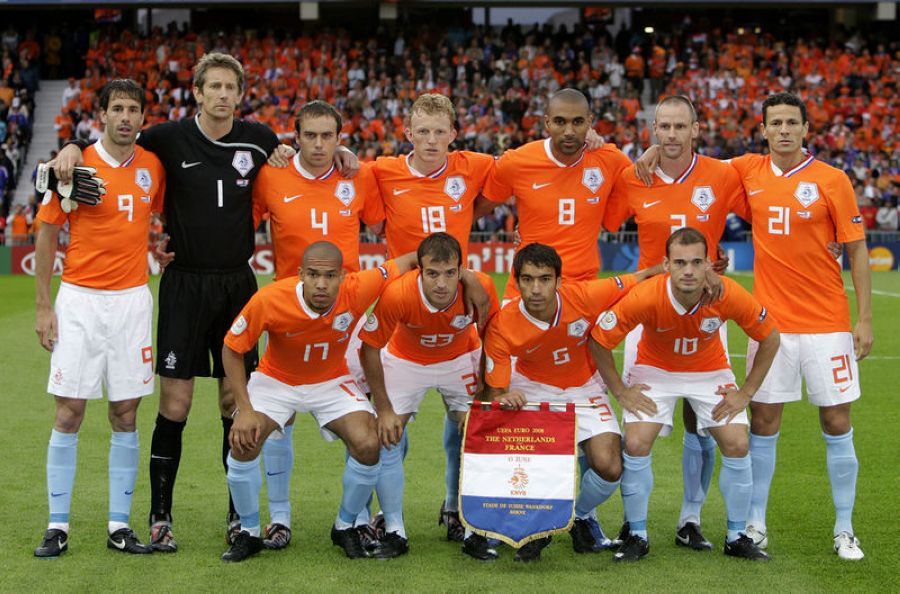 埃因霍温发布备战花絮，窗口期完成体检，足总杯任务艰巨，更衣室氛围转暖的简单介绍